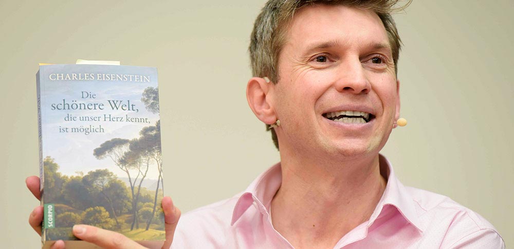 Moritz Küffner mit einem Buch in der Hand